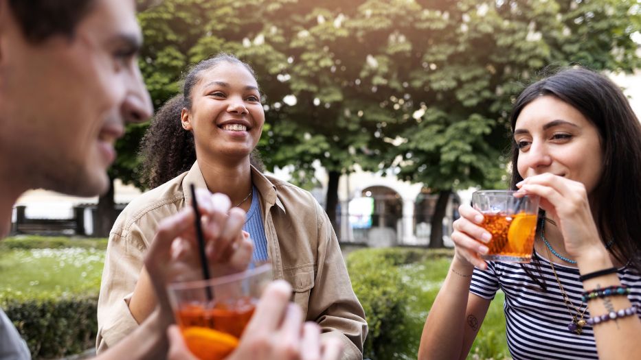 Bebidas refrescantes para acompanhar o teu churrasco de verão